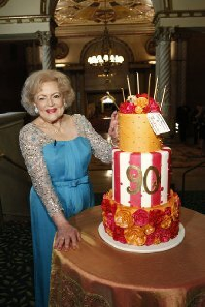 Празднование 90-летия Бетти Уайт: Дань уважения «золотой девушке» Америки