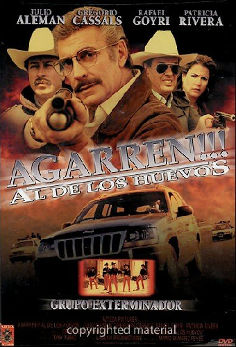 Agarren al de los huevos
