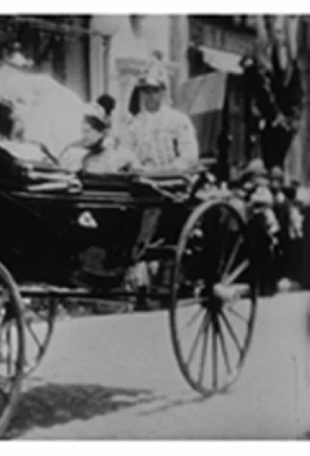 Roi et reine de Roumanie et leur escorte