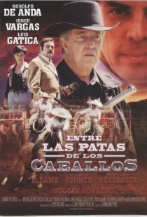 Entre las patas de los caballos