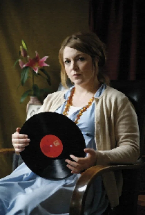 Kvinna vid grammofon
