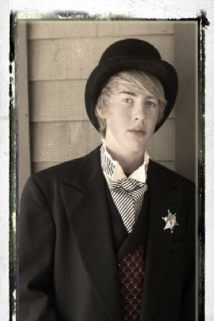 Elijah Veluzat